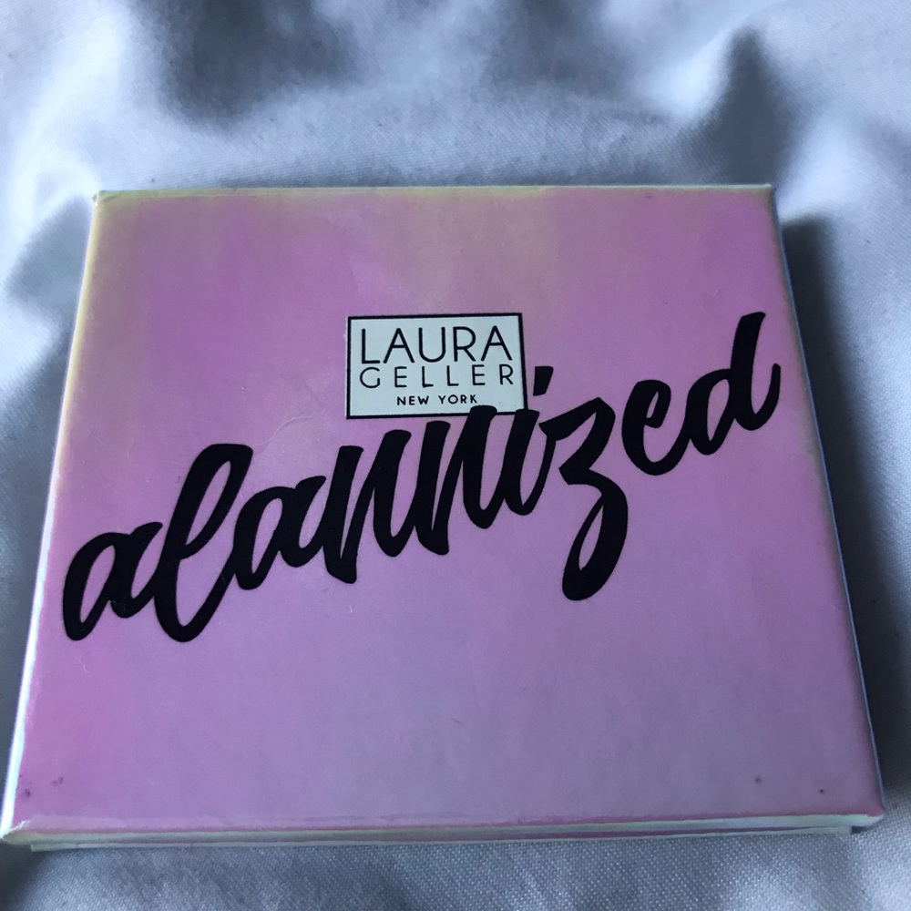 Laura Geller Highlighter in “Tempting Topaz”